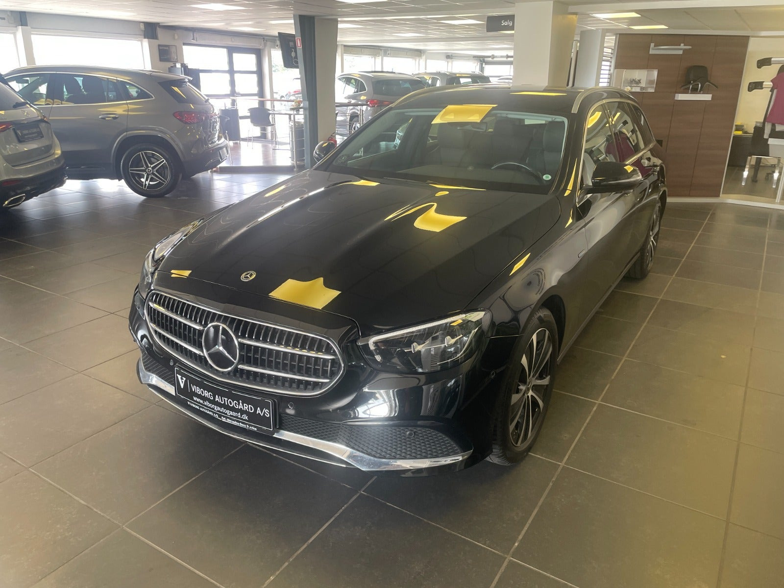 Sort Mercedes E300 de fra 2021