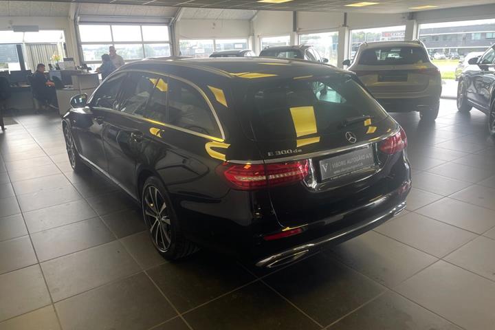 Sort Mercedes E300 de fra 2021