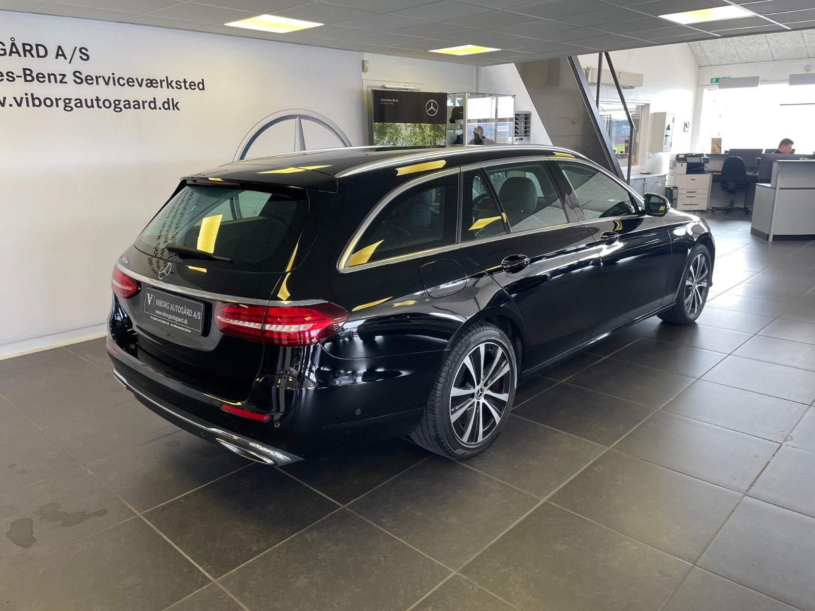 Sort Mercedes E300 de fra 2021