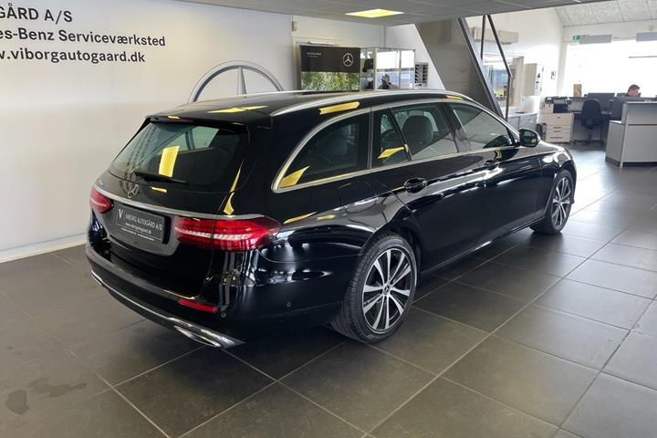 Sort Mercedes E300 de fra 2021