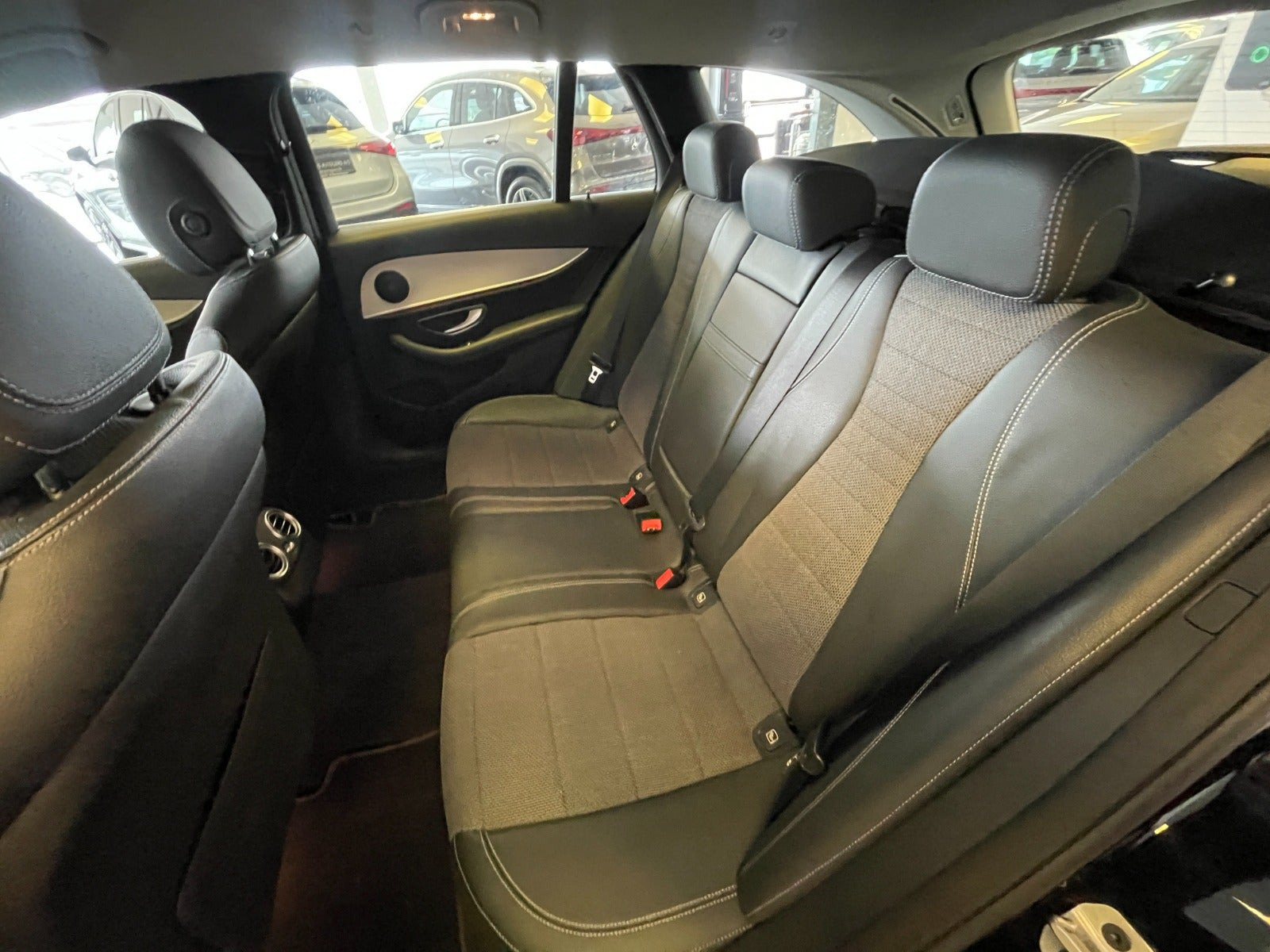 Sort Mercedes E300 de fra 2021
