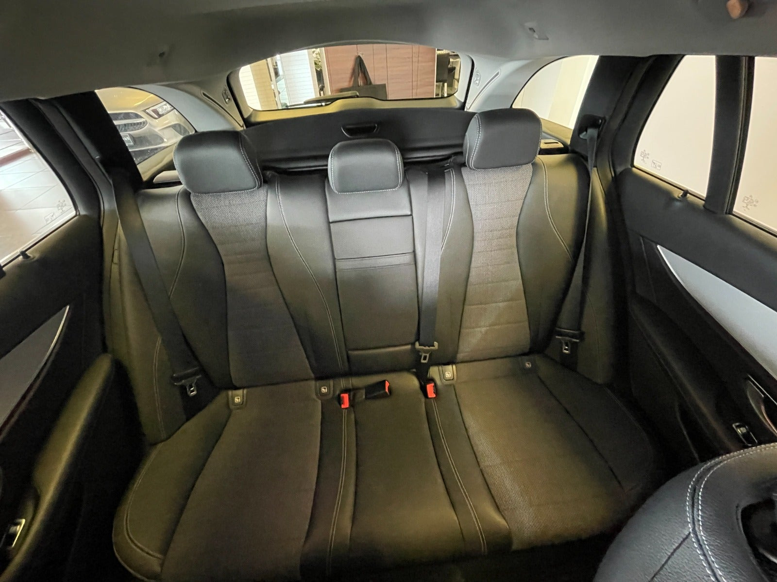 Sort Mercedes E300 de fra 2021