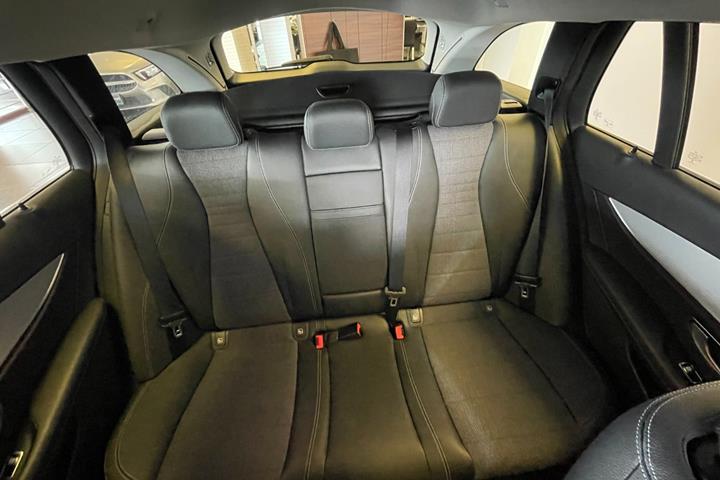 Sort Mercedes E300 de fra 2021