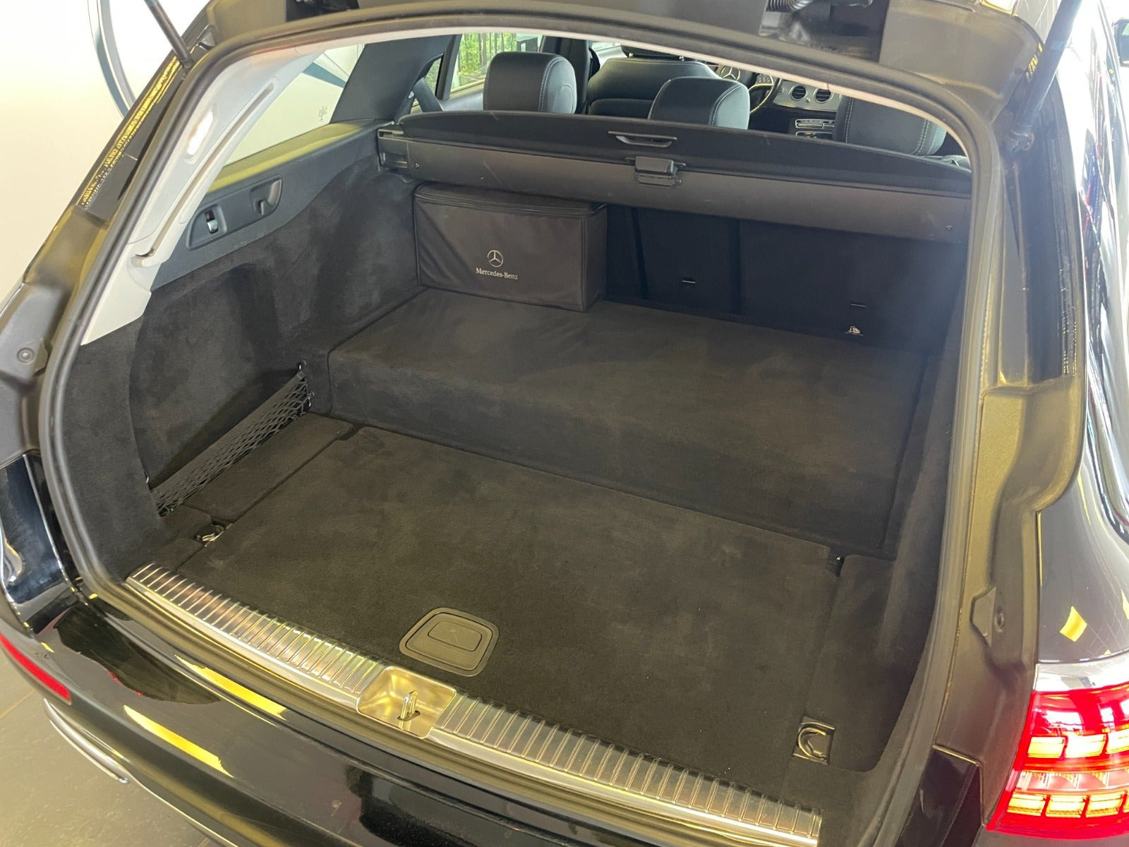 Sort Mercedes E300 de fra 2021