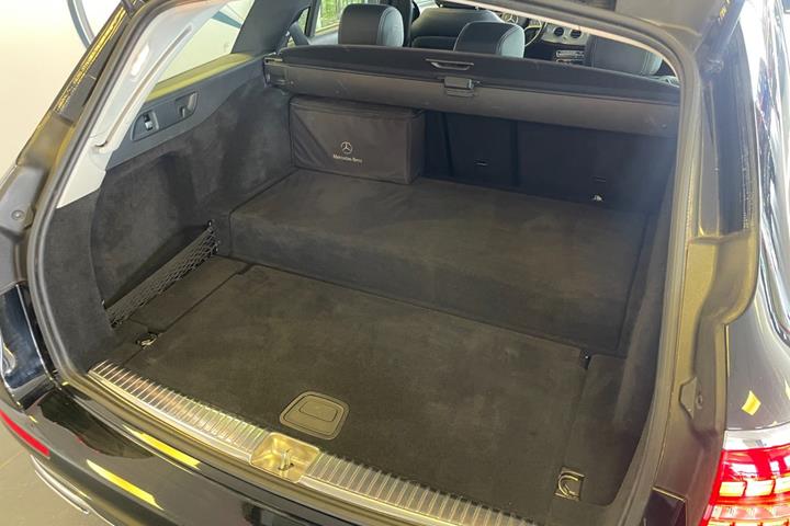 Sort Mercedes E300 de fra 2021