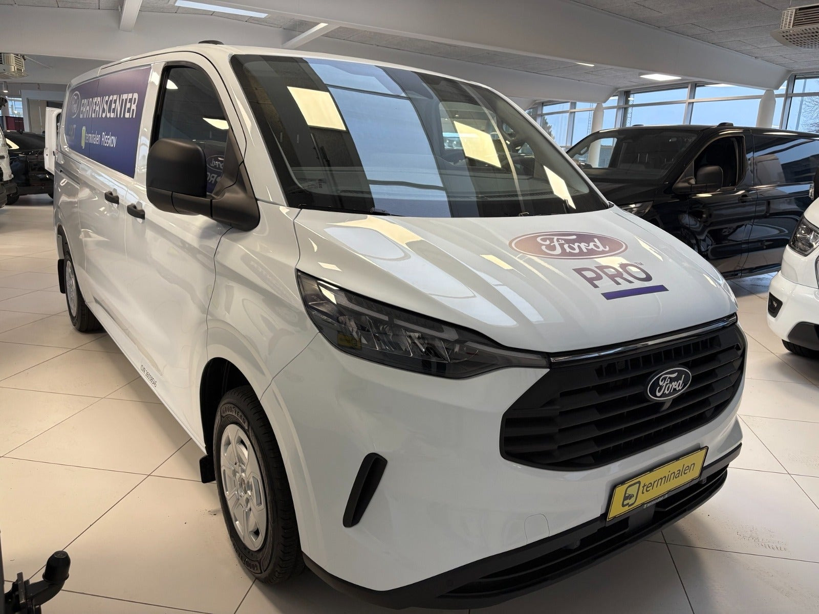 Hvid Ford Transit Custom 320 L2 fra 2026
