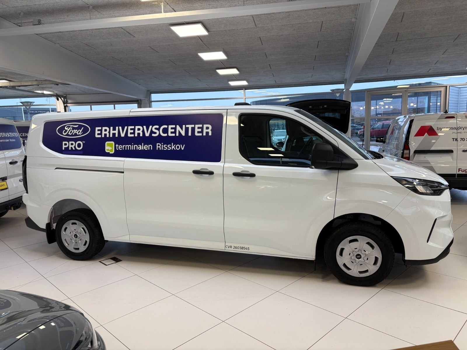 Hvid Ford Transit Custom 320 L2 fra 2026
