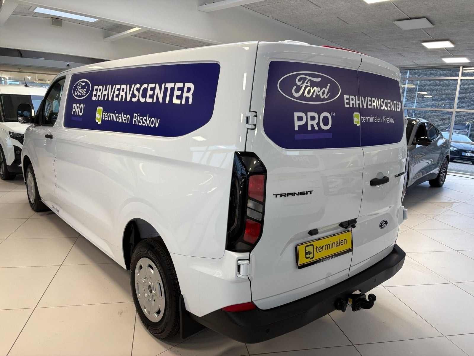 Hvid Ford Transit Custom 320 L2 fra 2026