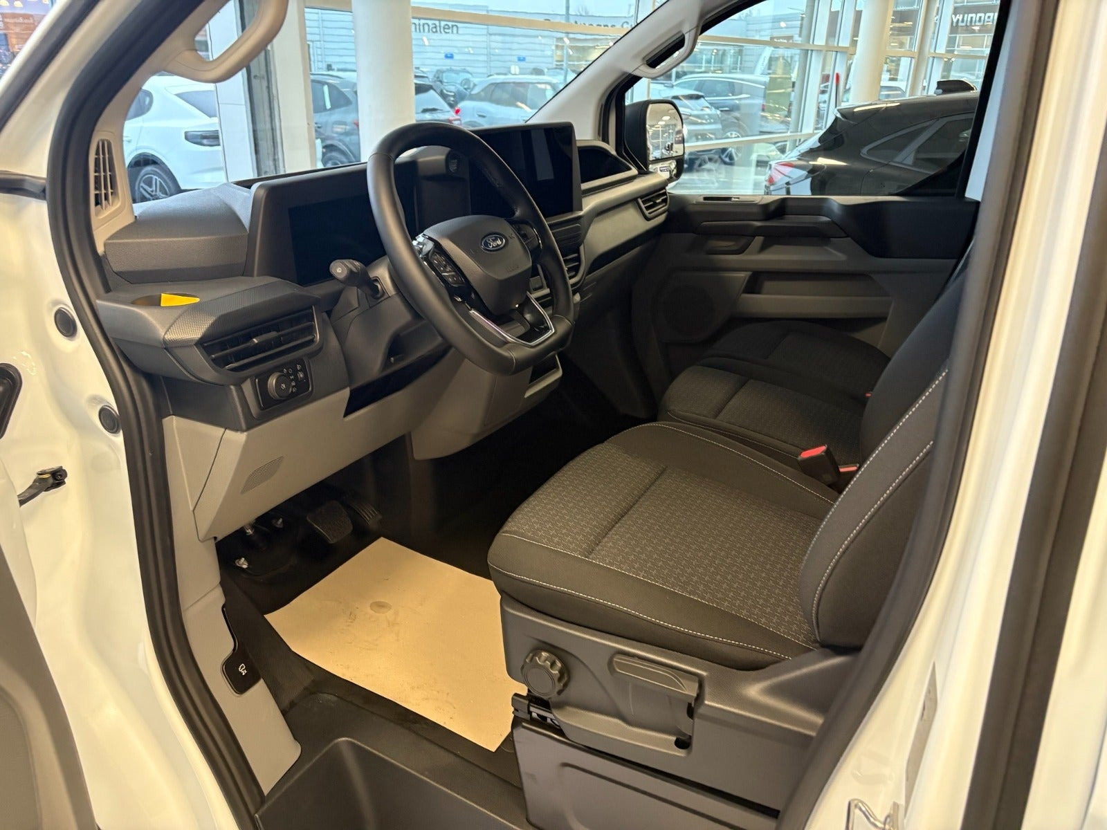 Hvid Ford Transit Custom 320 L1 fra 2026