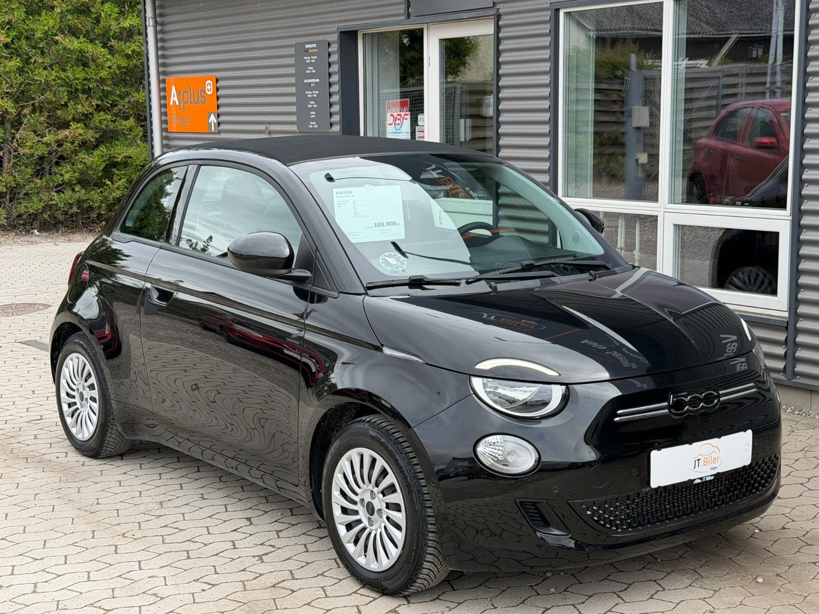 Sort Fiat 500e fra 2023 set udefra