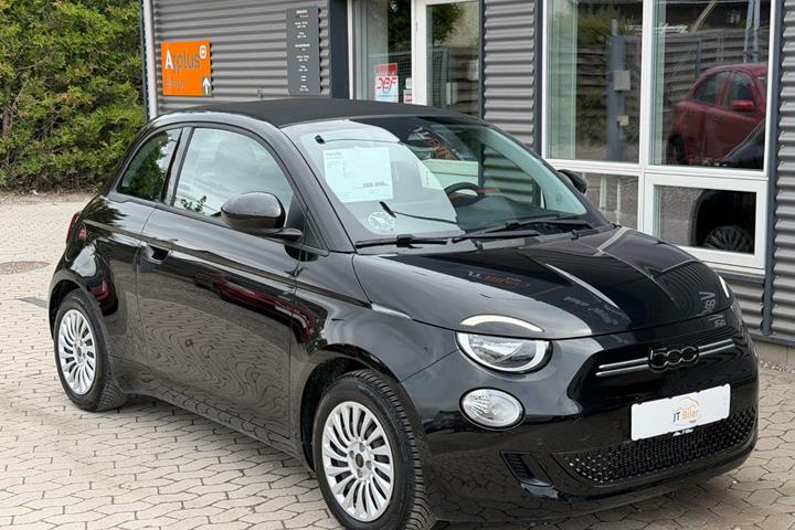 Sort Fiat 500e fra 2023 set udefra