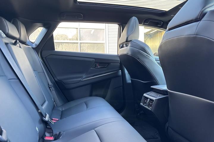 Hvid Toyota BZ4X fra 2026