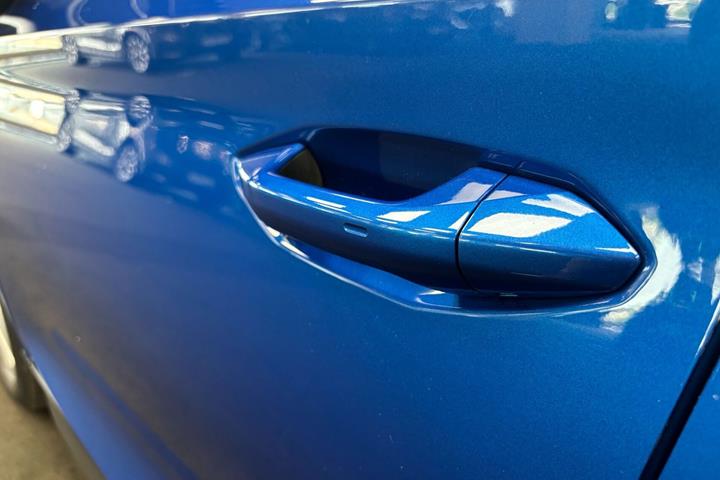 Blå Skoda Enyaq fra 2022