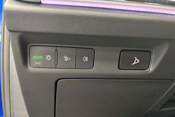 Blå Skoda Enyaq fra 2022