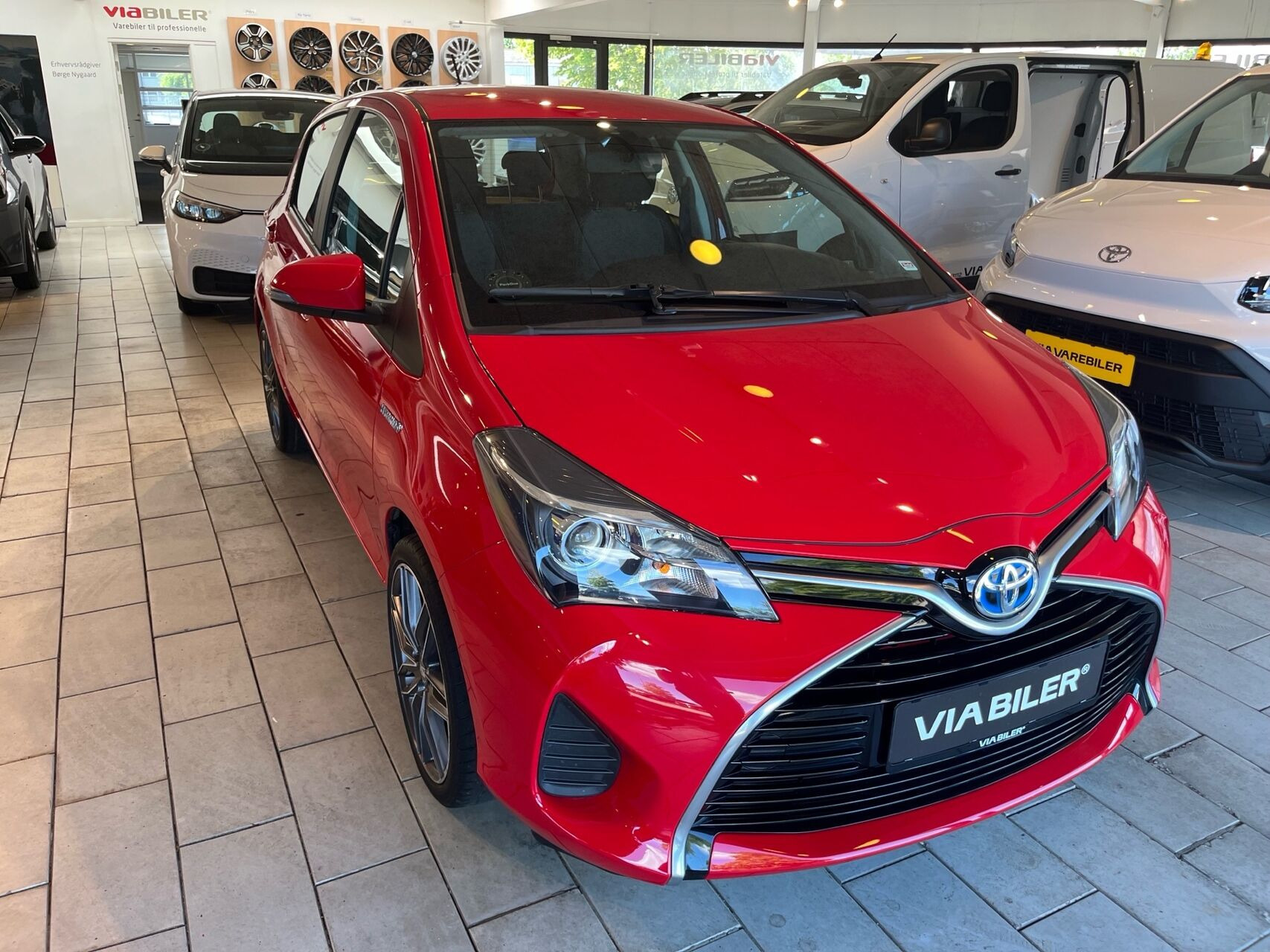 Rød Toyota Yaris fra 2016