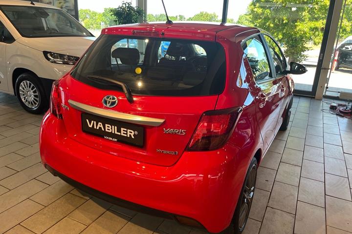 Rød Toyota Yaris fra 2016