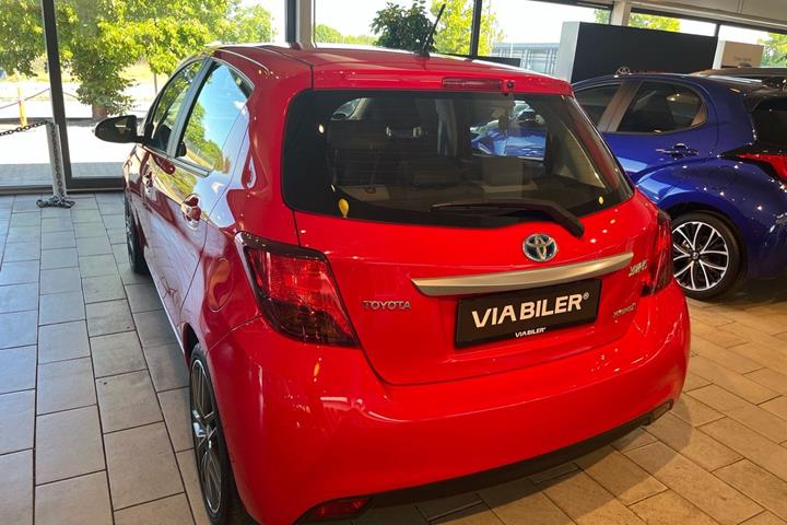 Rød Toyota Yaris fra 2016