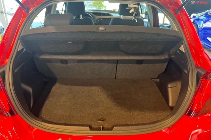 Rød Toyota Yaris fra 2016