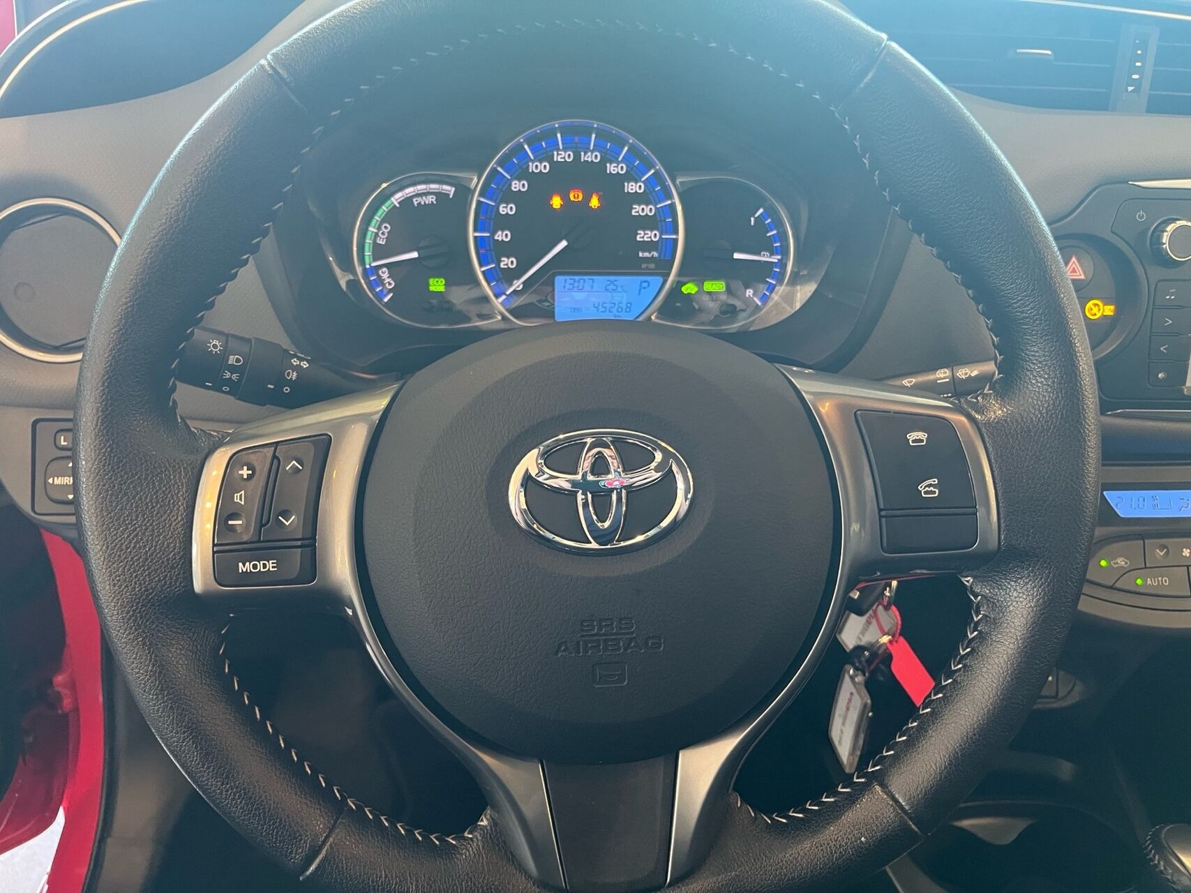 Rød Toyota Yaris fra 2016