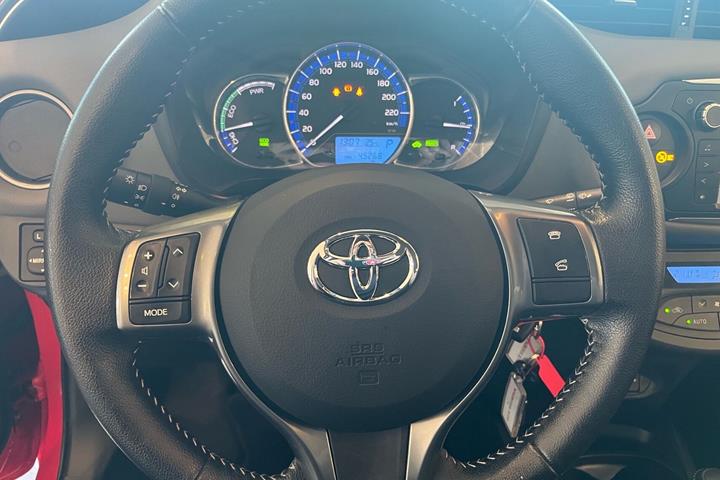Rød Toyota Yaris fra 2016