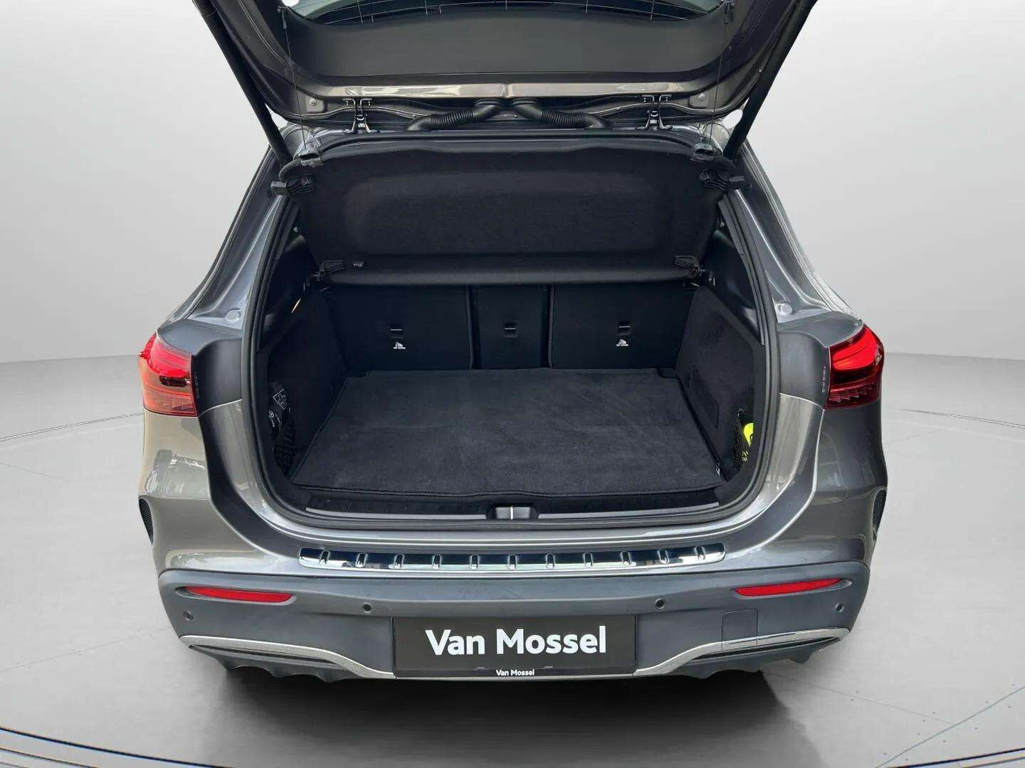 Grå Mercedes EQA 350 fra 2024