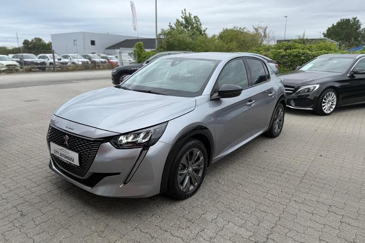 Sølv Peugeot e-208 fra 2022 set udefra