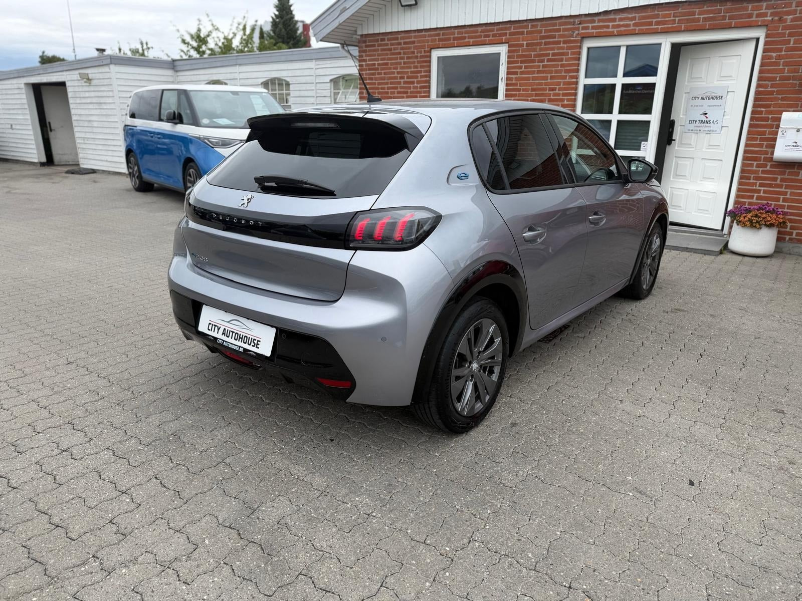 Sølv Peugeot e-208 fra 2022