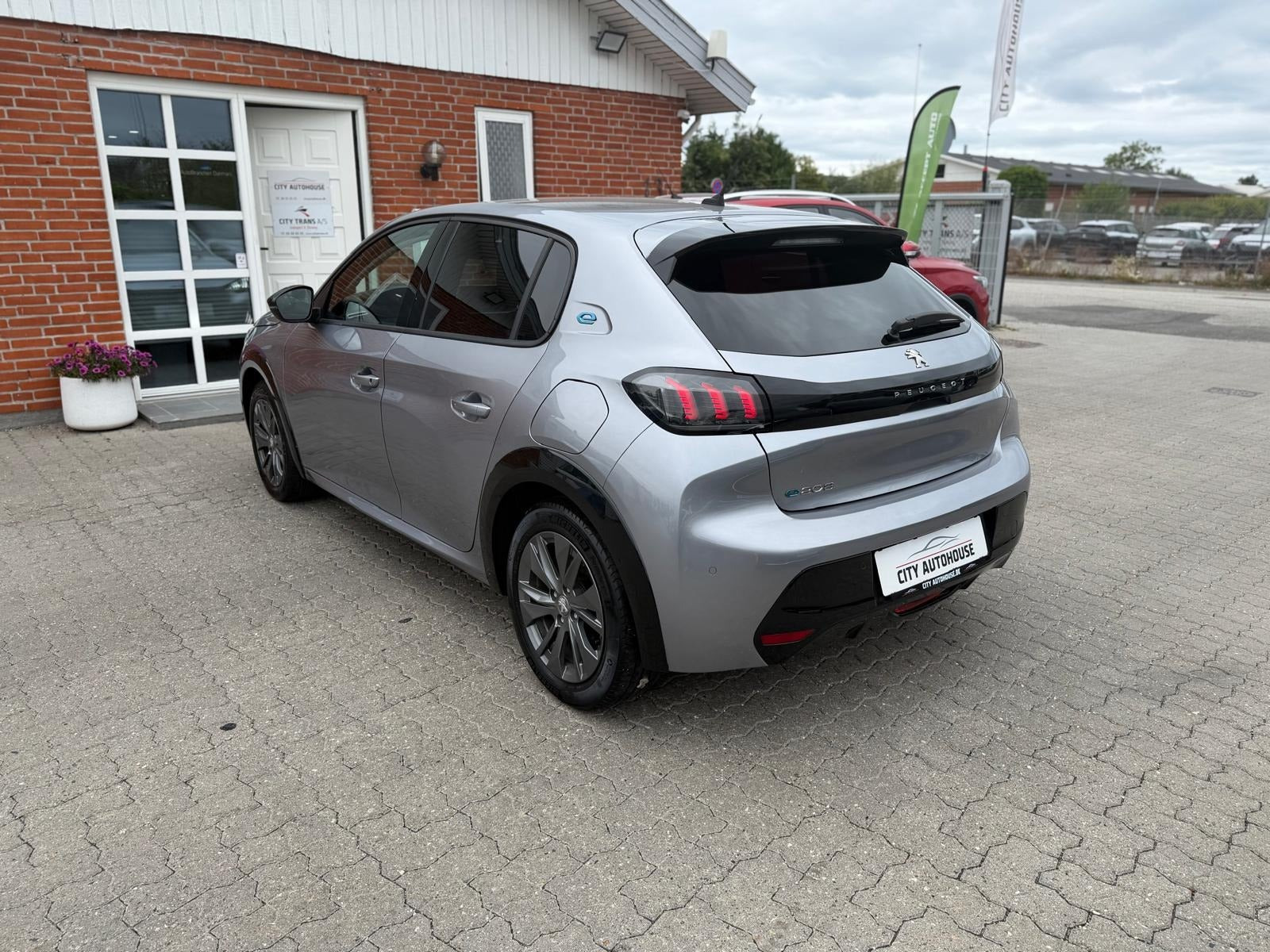 Sølv Peugeot e-208 fra 2022