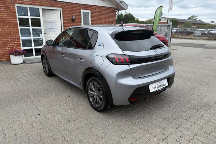 Sølv Peugeot e-208 fra 2022