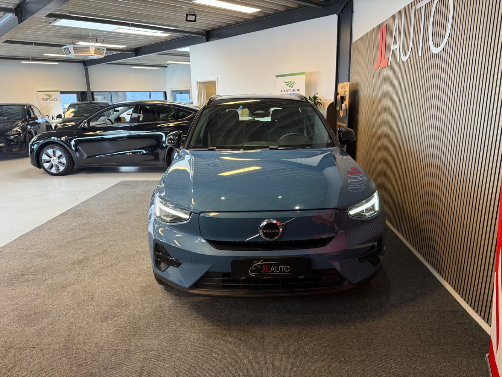 Blå Volvo XC40 fra 2023