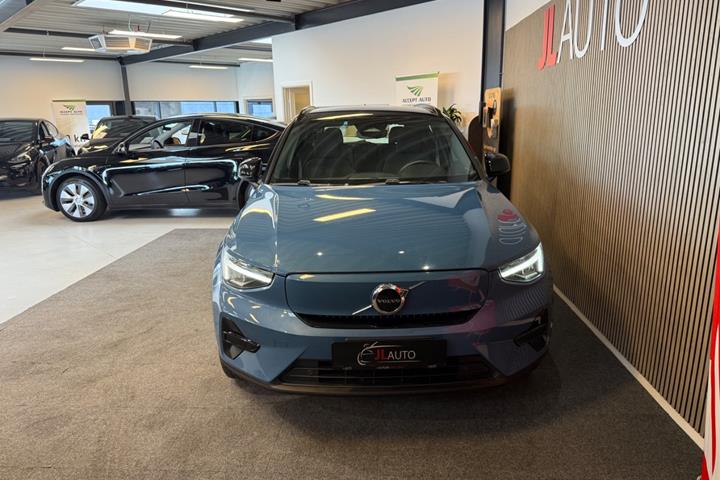 Blå Volvo XC40 fra 2023