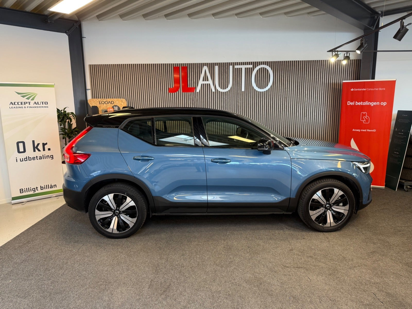 Blå Volvo XC40 fra 2023