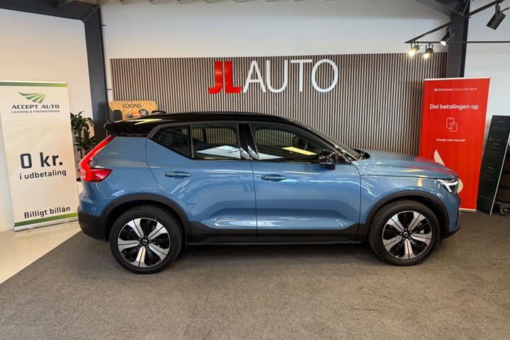 Blå Volvo XC40 fra 2023