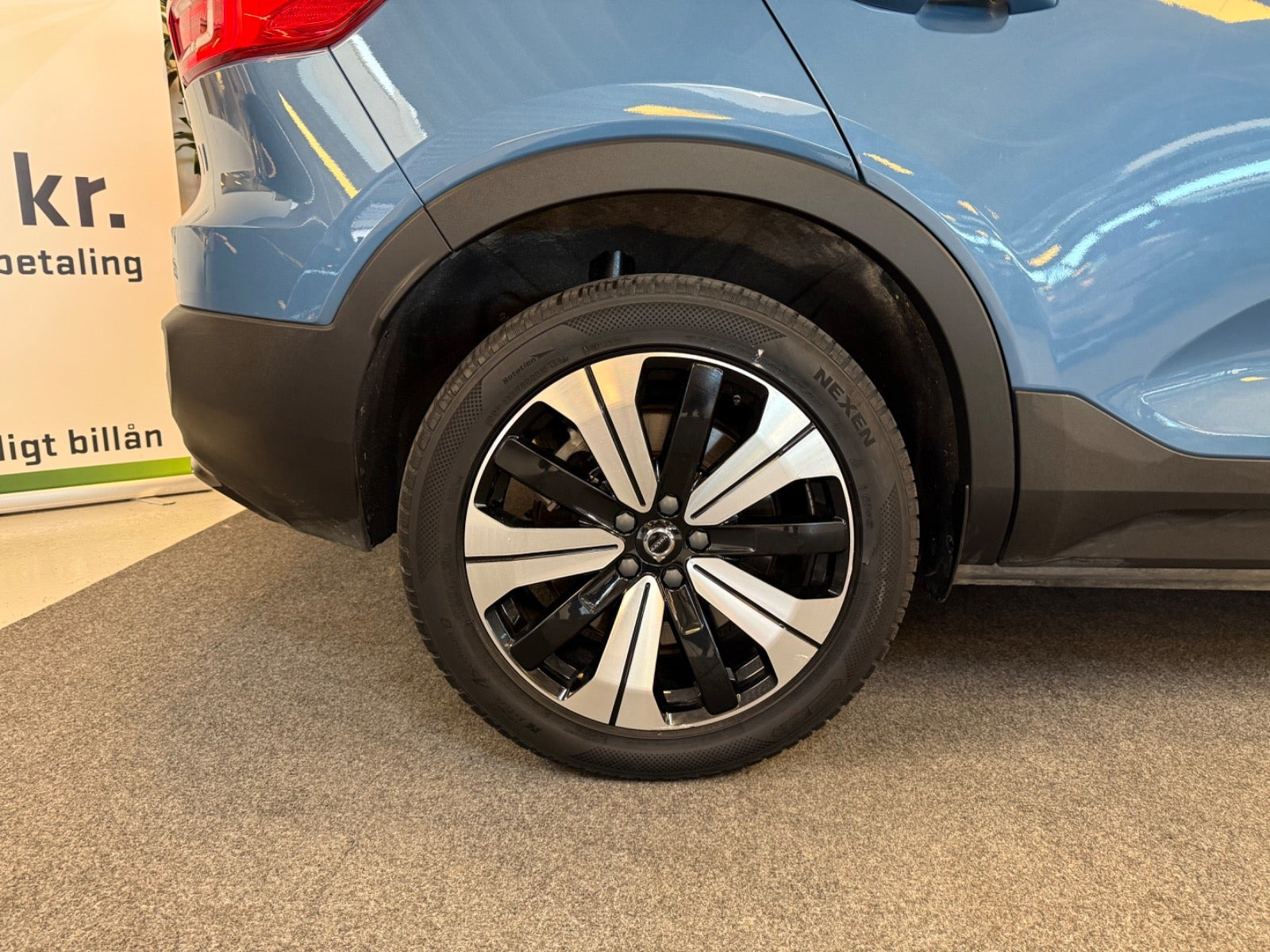 Blå Volvo XC40 fra 2023