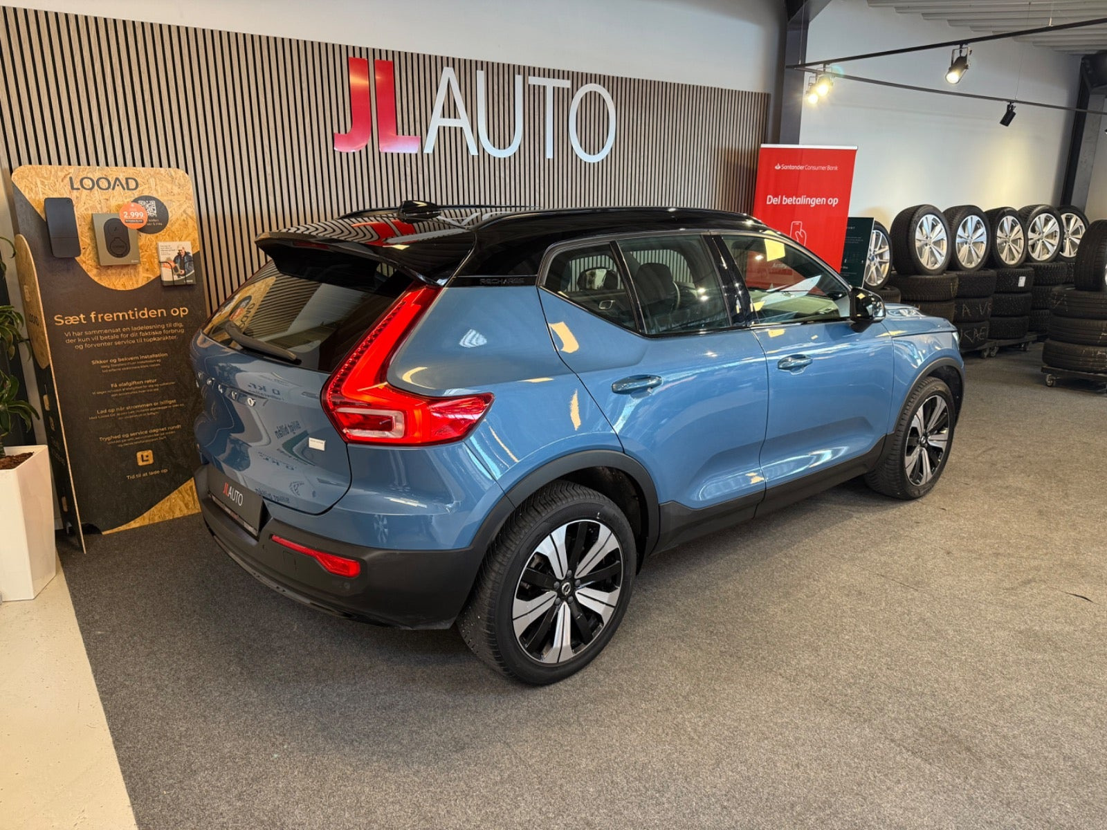 Blå Volvo XC40 fra 2023