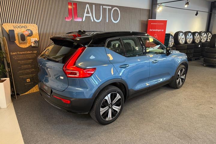 Blå Volvo XC40 fra 2023