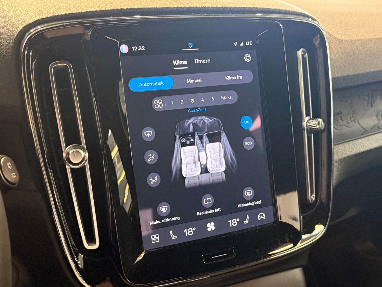 Blå Volvo XC40 fra 2023