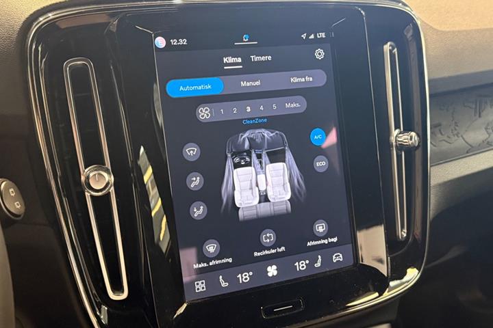 Blå Volvo XC40 fra 2023