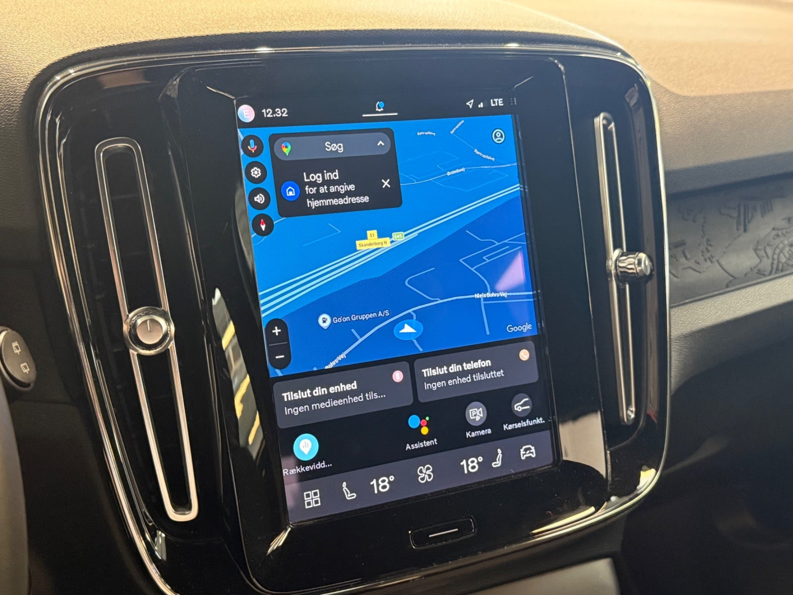 Blå Volvo XC40 fra 2023