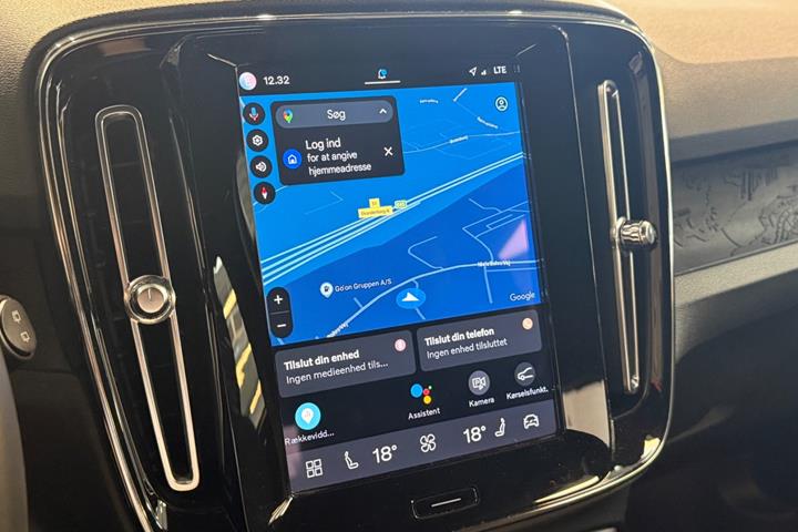 Blå Volvo XC40 fra 2023
