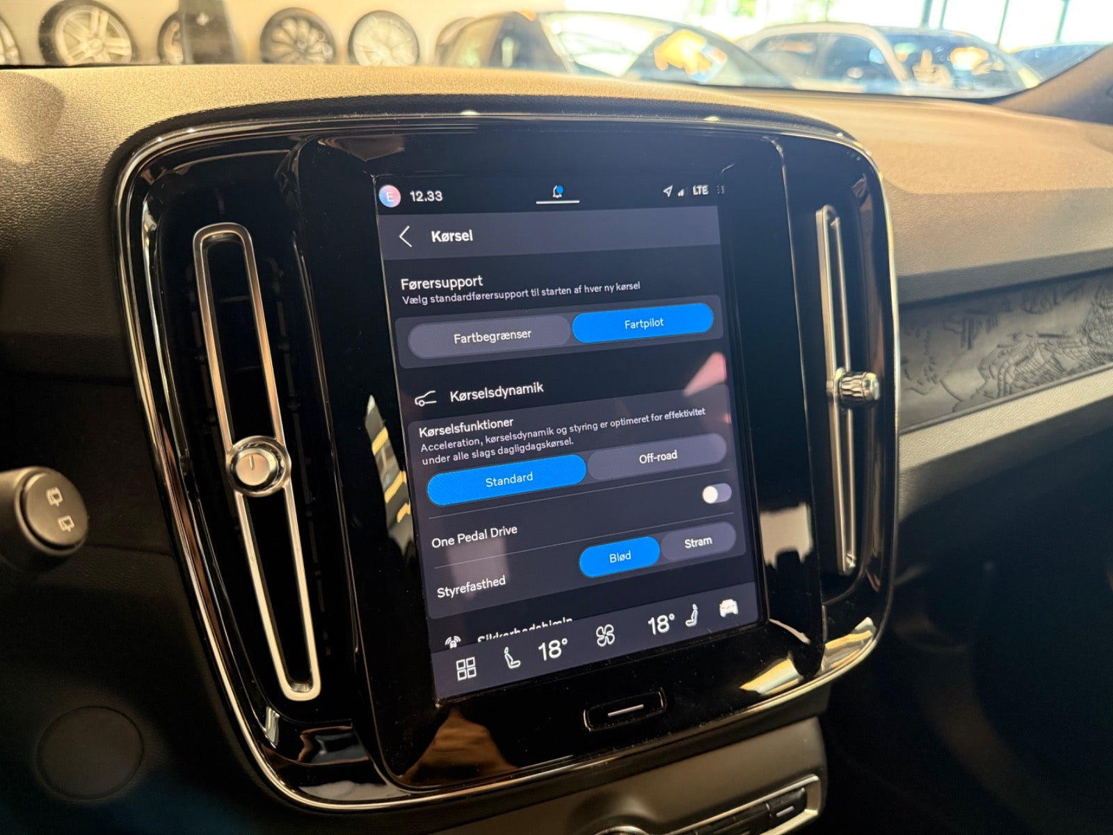 Blå Volvo XC40 fra 2023