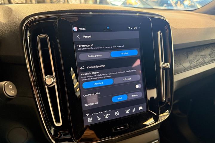 Blå Volvo XC40 fra 2023