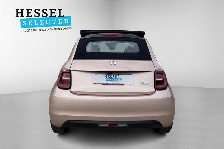 Pink Fiat 500e fra 2023
