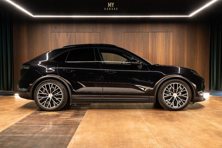 Sort Porsche Macan 4 fra 2025