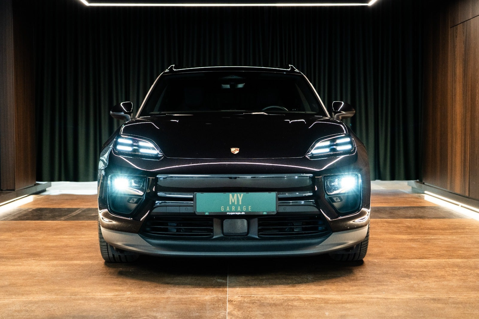 Sort Porsche Macan 4 fra 2025