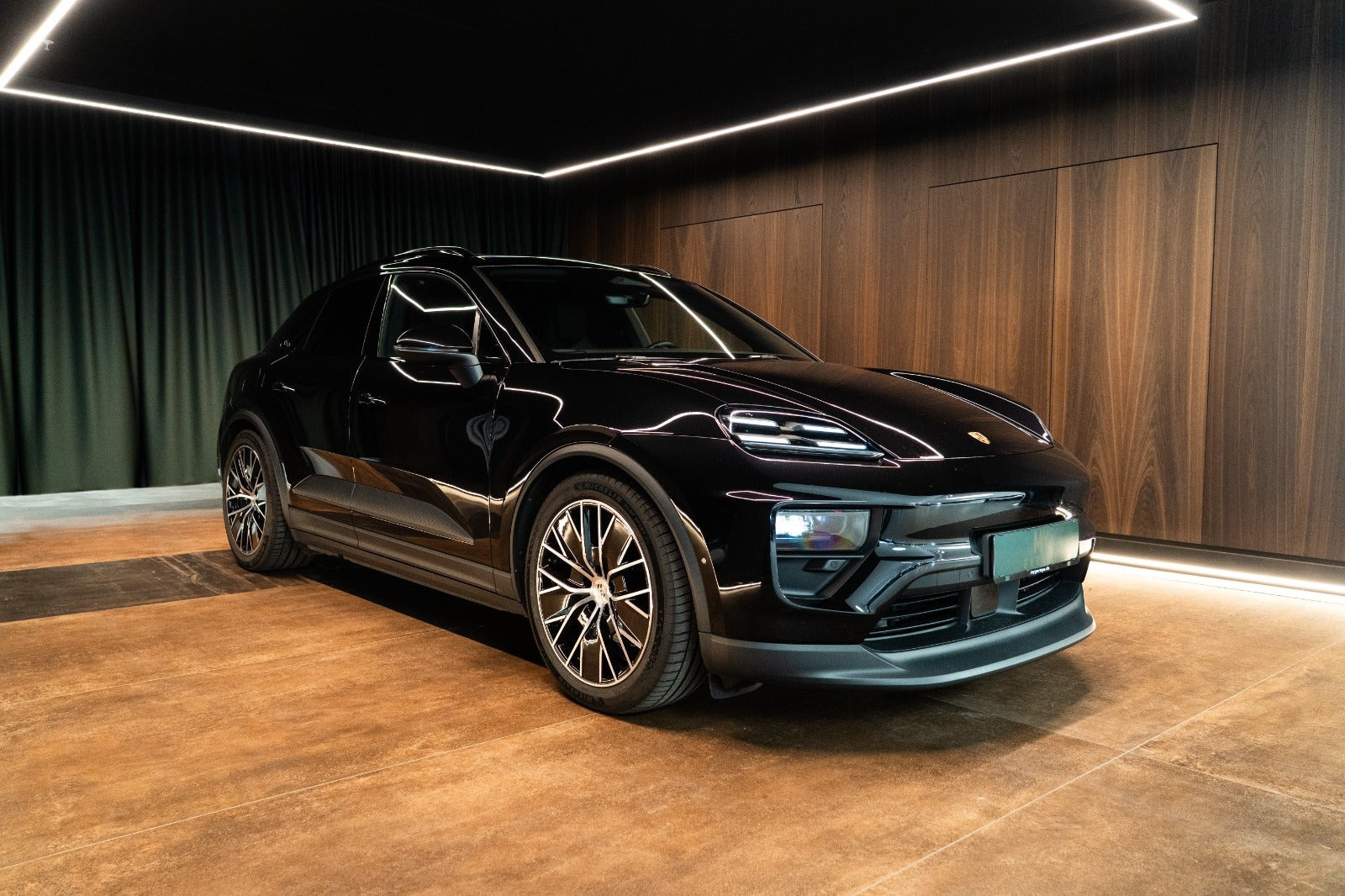 Sort Porsche Macan 4 fra 2025