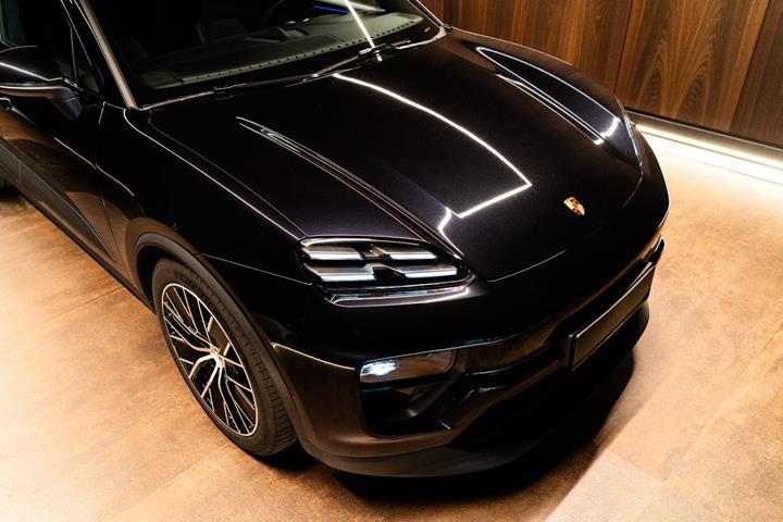Sort Porsche Macan 4 fra 2025