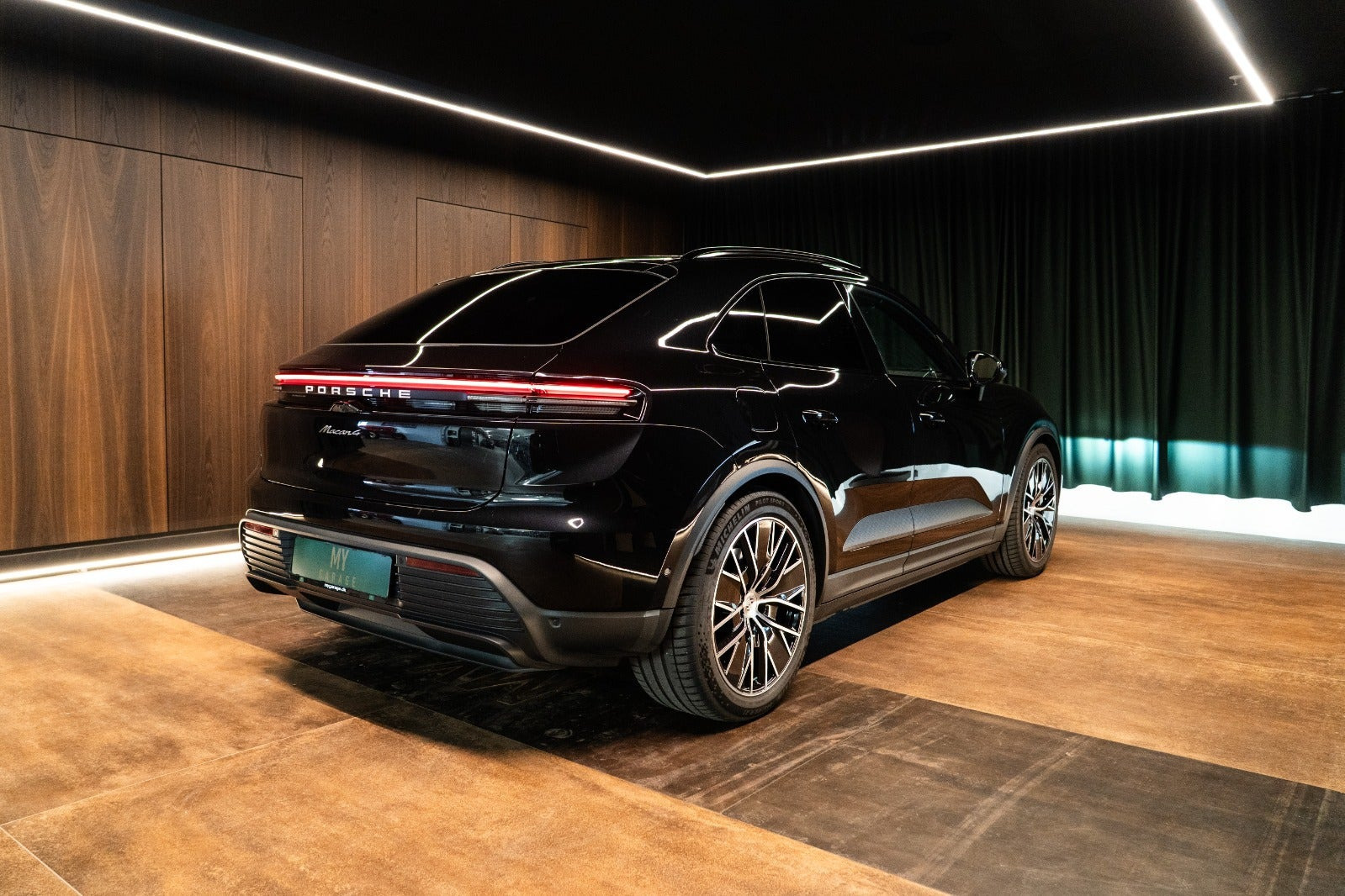 Sort Porsche Macan 4 fra 2025