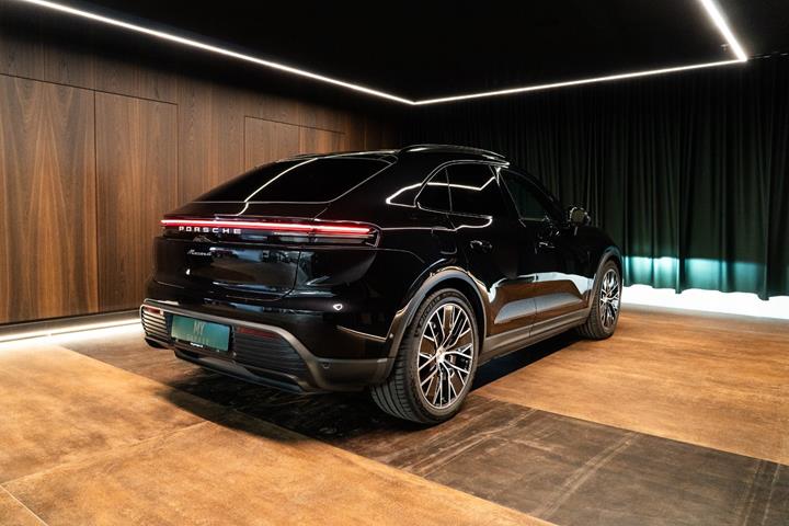 Sort Porsche Macan 4 fra 2025