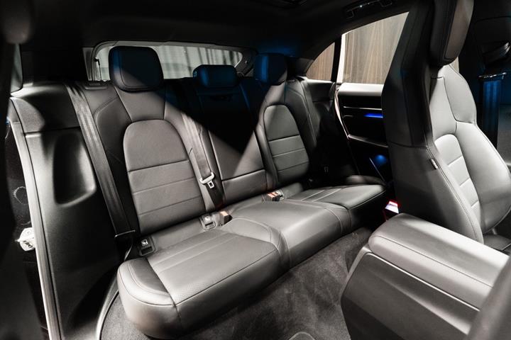 Sort Porsche Macan 4 fra 2025
